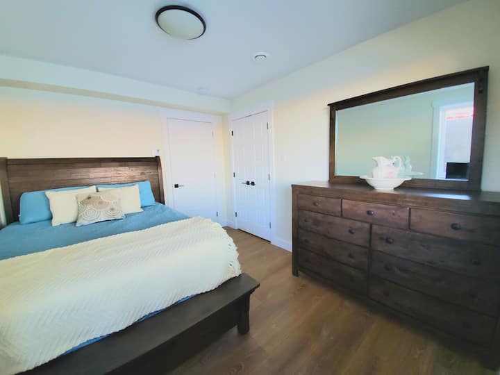 Спална соба бр. 3 - оваа аголна спална соба се наоѓа на ниво на подрум и има прекрасен поглед на пристаништето