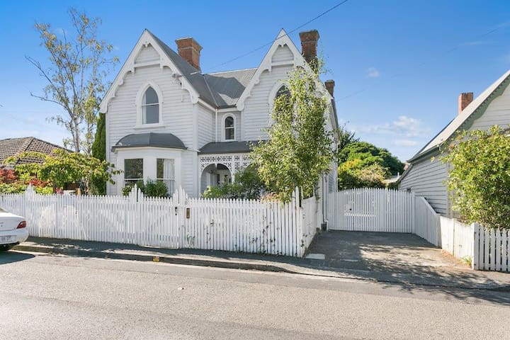 Amberley – Hobart Luxury 5 b’rooms, sleeps up to 9