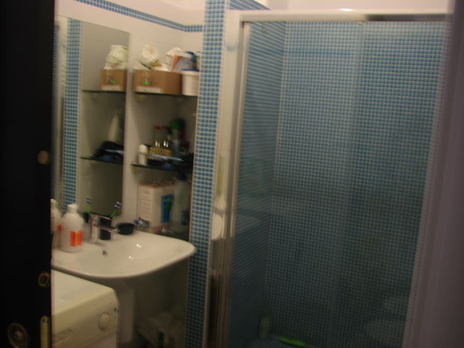 Bagno con lavandino e lavatrice