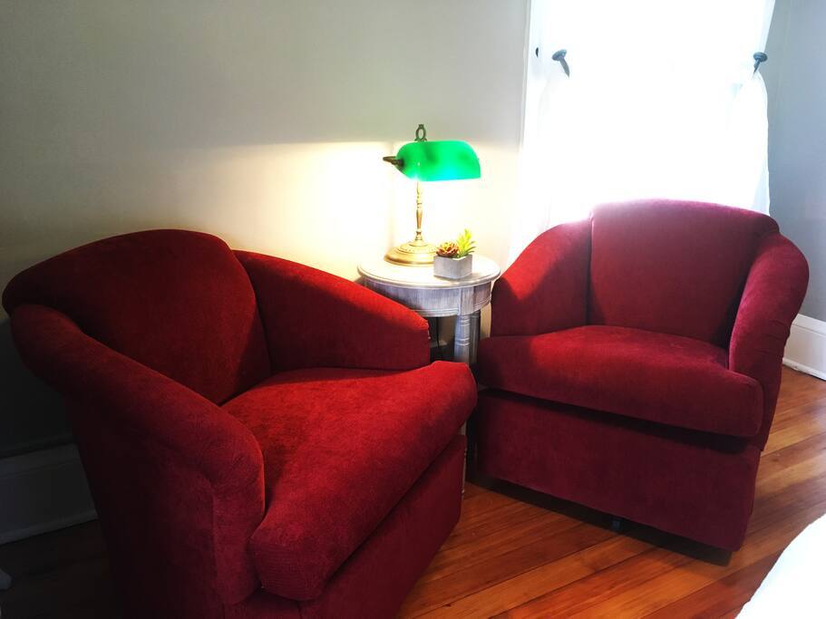 Seats for two, for coffee and wifi