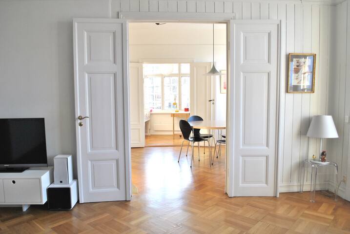 Family friendly, spacious and sunny gallery image 4