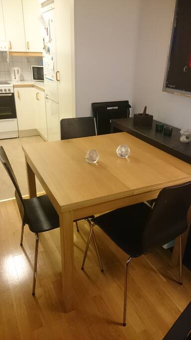 Ett matbord med plats för 4 personer