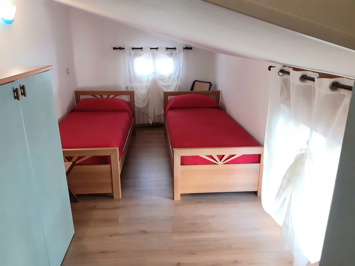 spálňa s jednolôžkovými/ dvojlôžkovými posteľami, výška v dolnej časti a 1,60 m...prístupná z postele bez problémov