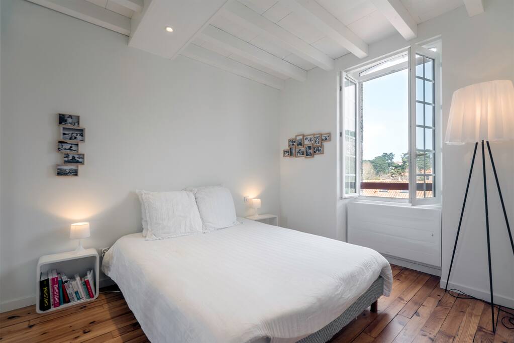 Chambre 1, pas de vis à vis, lit en 160, grands placards (penderie avec cintres et étagères)