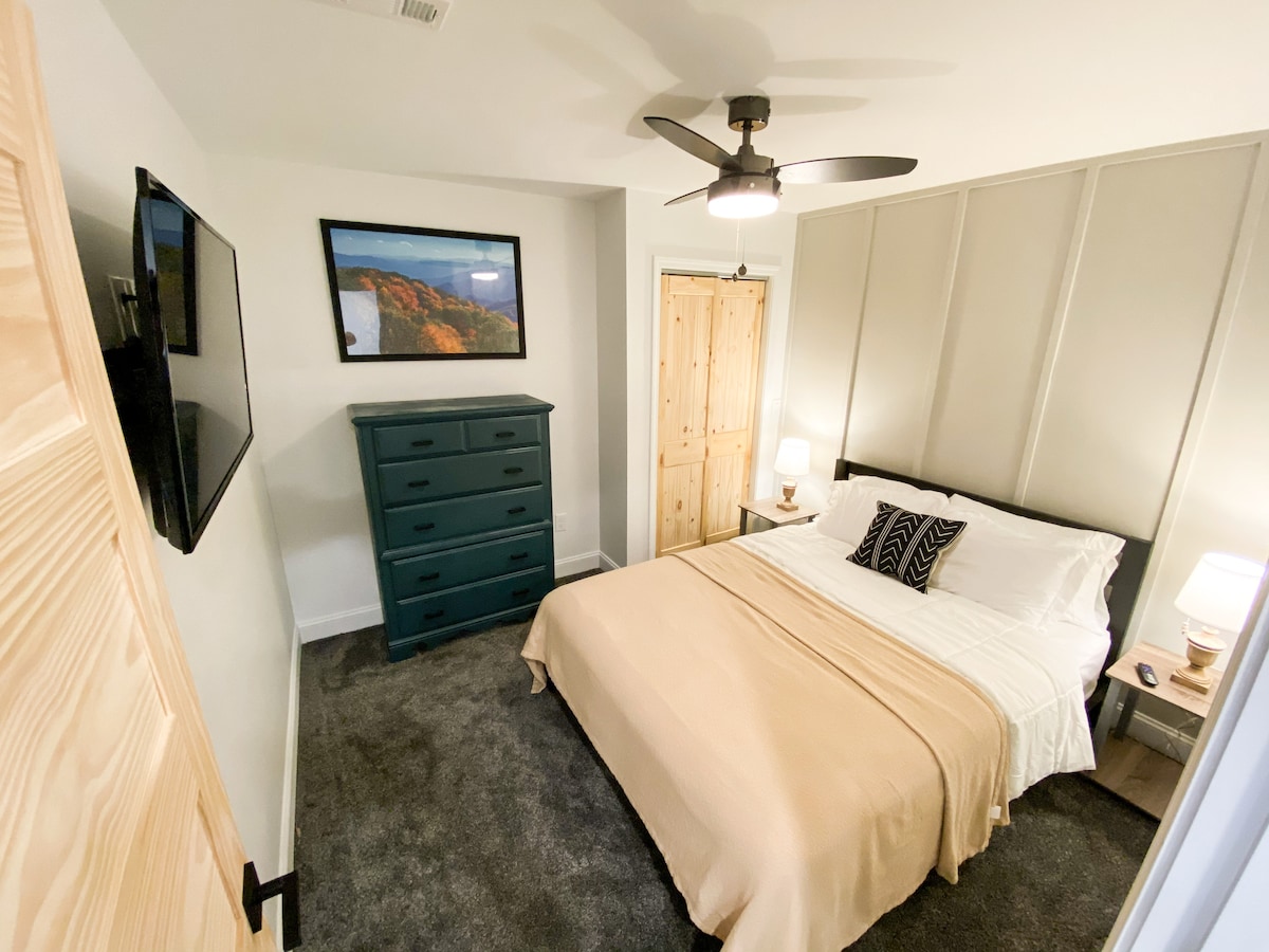 ห้องนอนพร้อมเตียงควีนไซส์