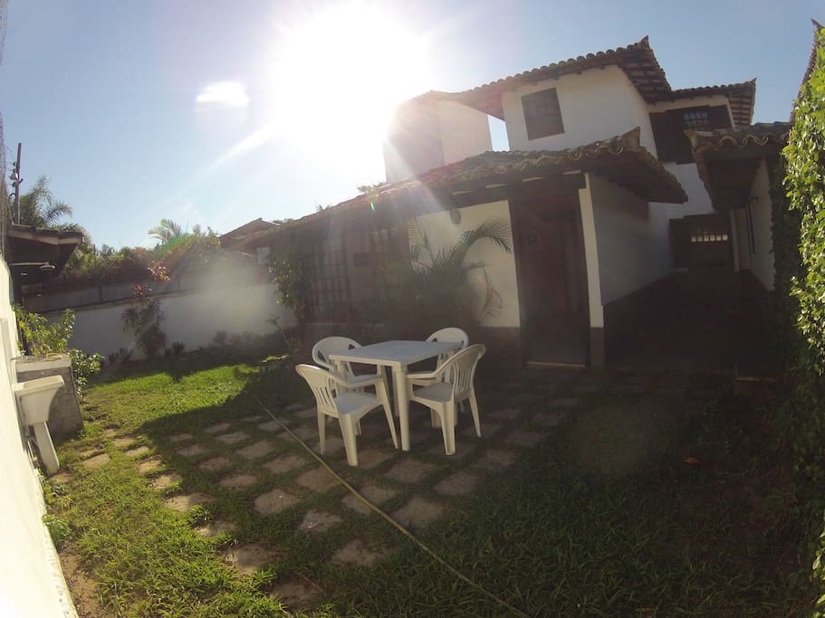 Entrada e jardim da casa.