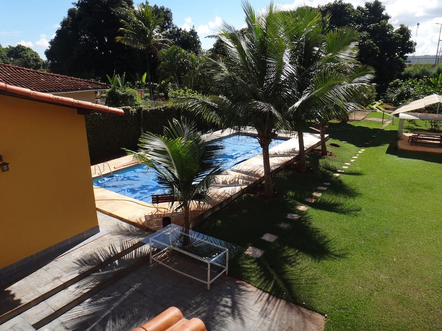 Área da piscina aquecida com jardim