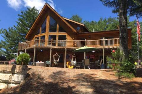 4 Season Cozy log Cabin/Lake/fire pit/game room/
