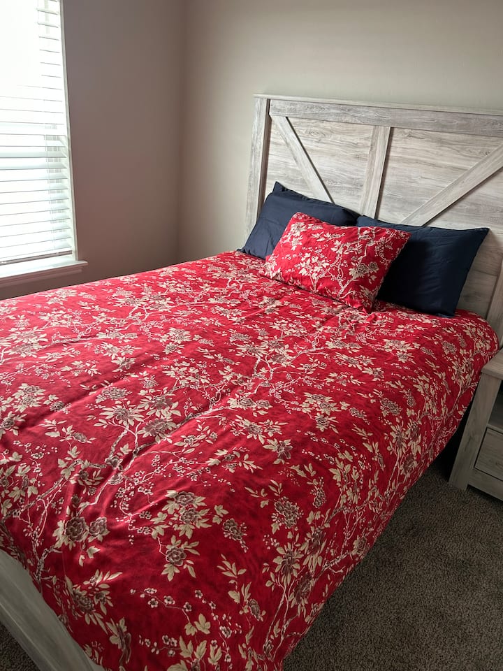 Lit queen size dans la chambre à l'étage
