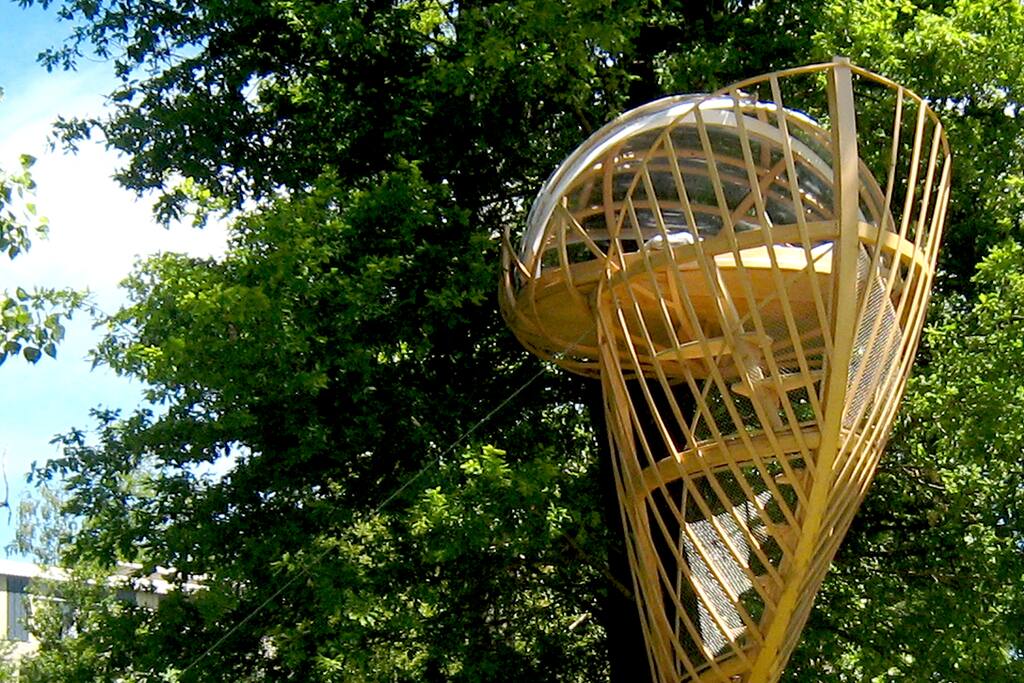 Notre LIT LOTUS est perché à 5 m de haut dans un chêne centenaire
