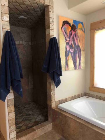Cheerful 5 bedroom residential home . gallery image 5