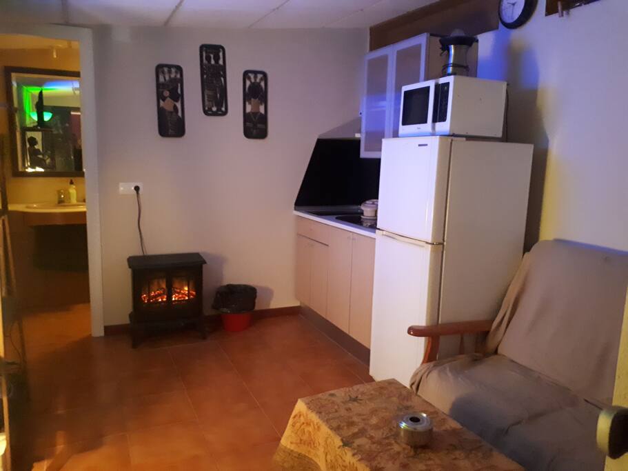 sala con cocina americana .