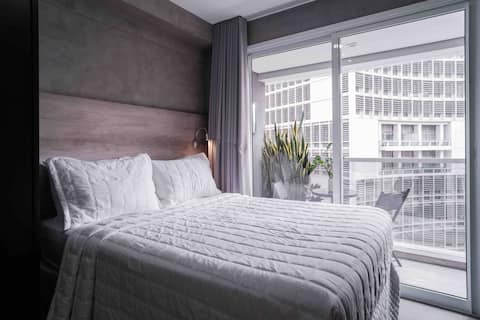 Studio high floor with garage in heart of SP
