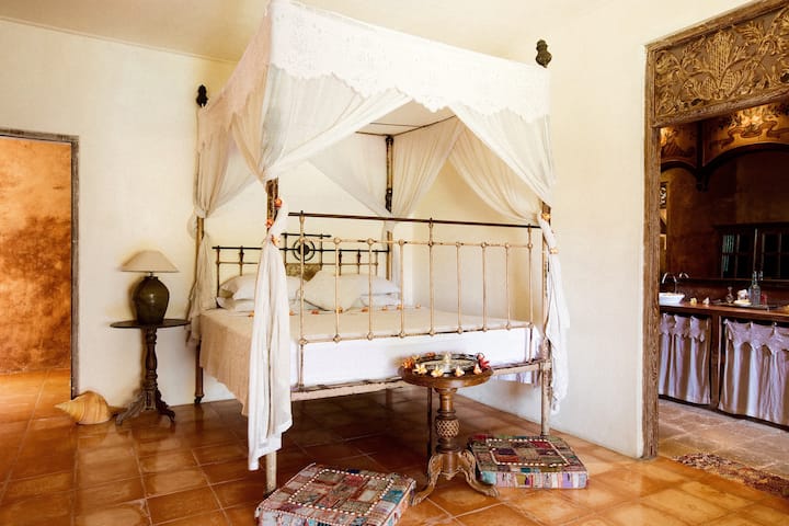 Villa Bella - Calm Bohemian Luxury - 3 BR W Pool