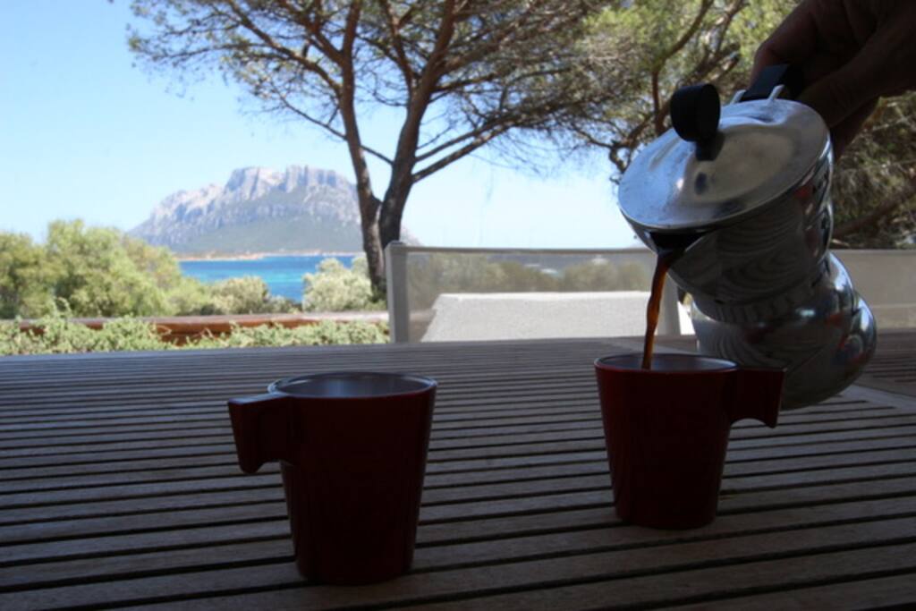 Vista sul mare e sull'isola di Tavolara dalla veranda della casa