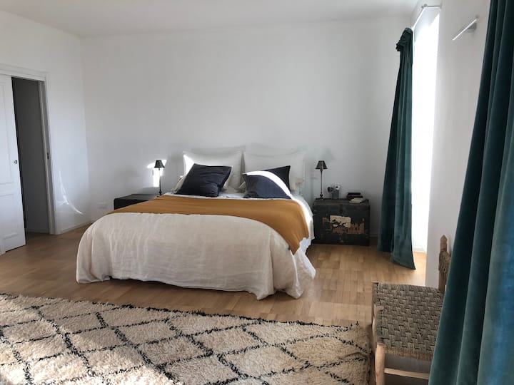 Hlavná spálňa s veľkou kúpeľňou s výhľadom na krajinu. 