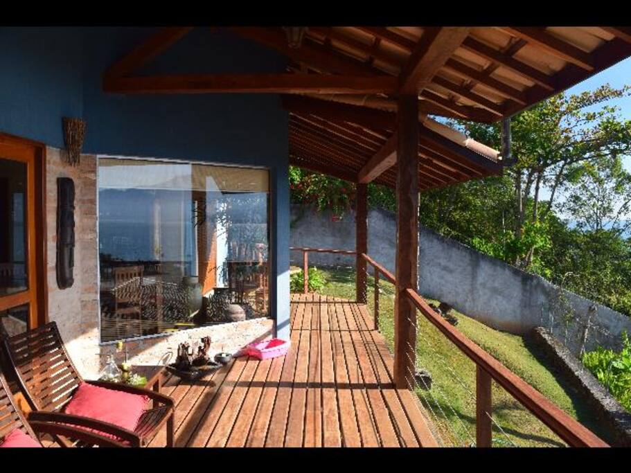 Deck amplo com vista para o Canal de São Sebastião