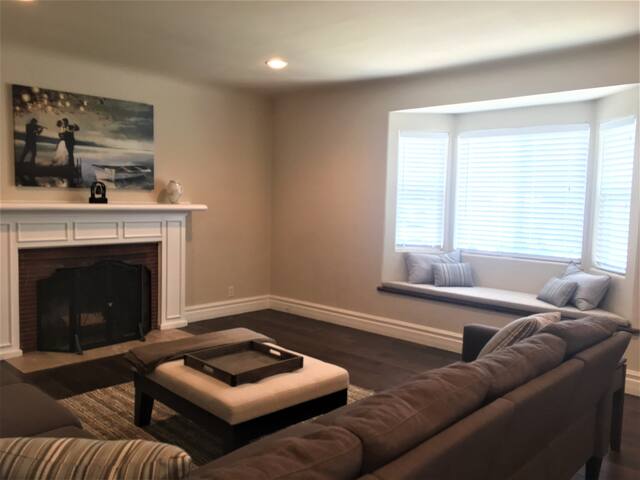 Spacious Luxury Home in Sherman Oaks gallery image 4