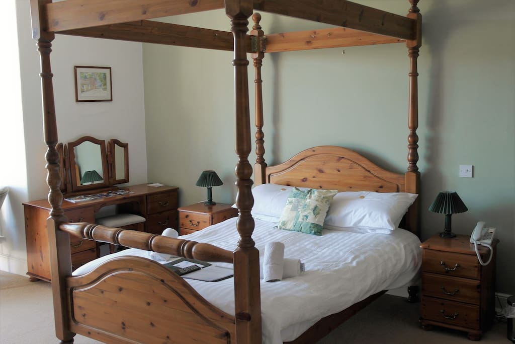 Four poster bed