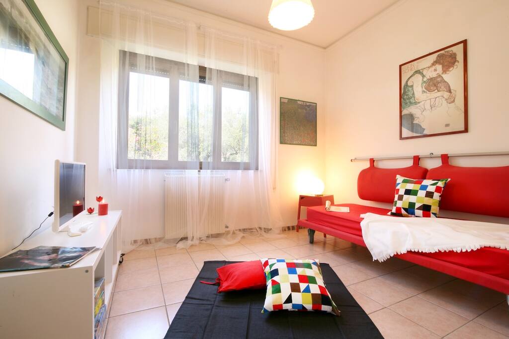 salotto tv con divano letto