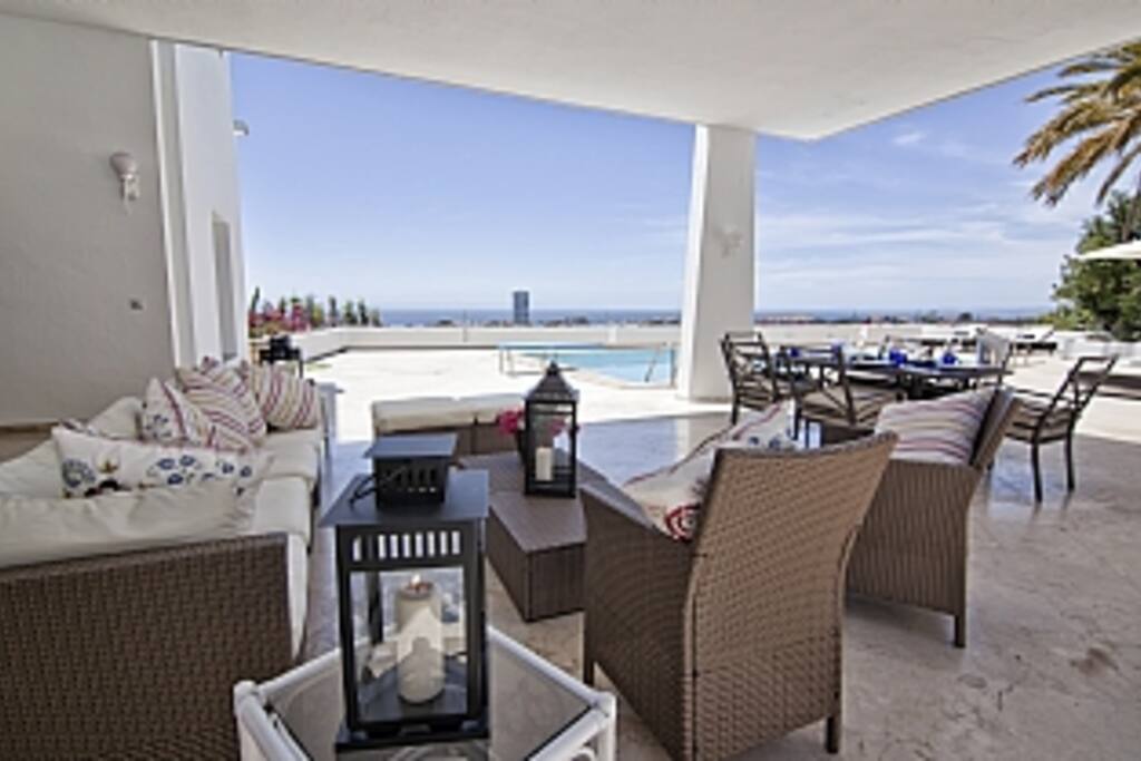 Terraza con la Piscina / Terrace with Pool