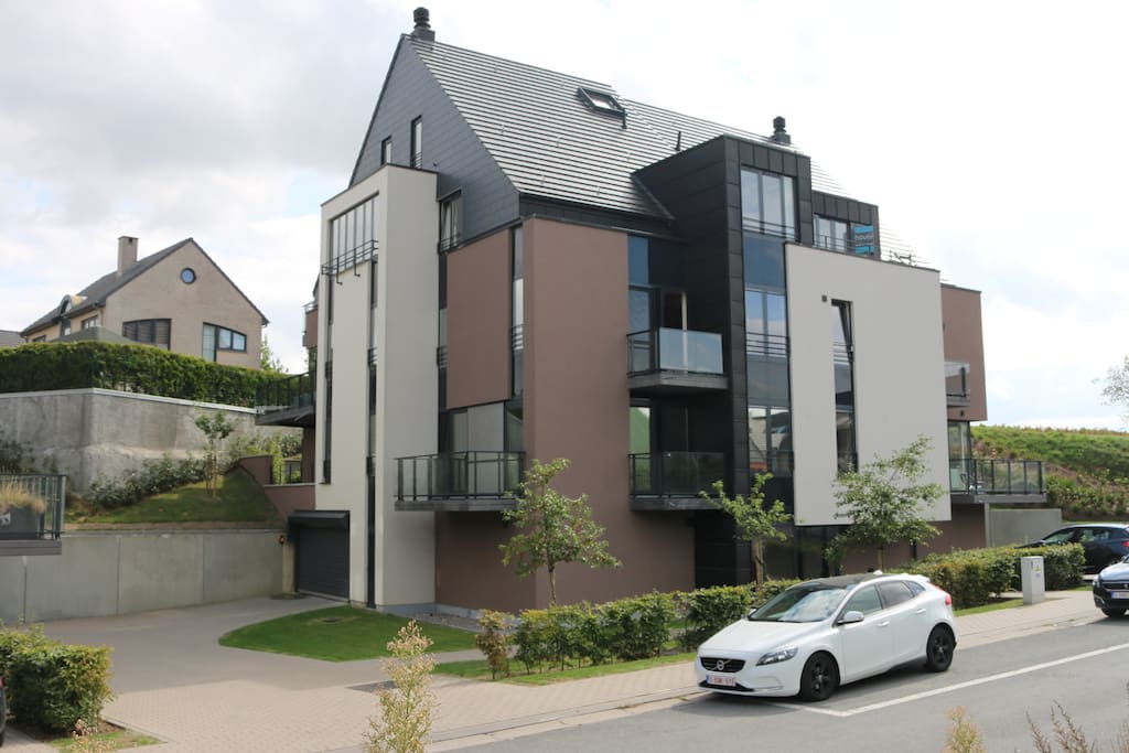 Appartement "Nivelles-De Cap en Cap" 2 chambres 120 m² pour courts et moyens séjours. L'appartement possède 2 terrasses, parking privé et cave. Année de construction 2015. Situé à Nivelles Sud.
