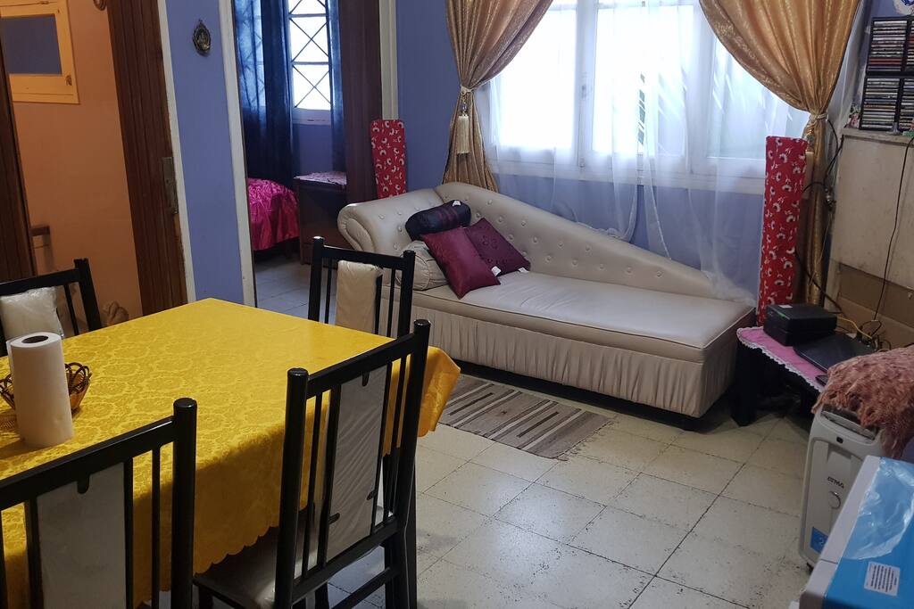 Comedor compartido y sofá cama
