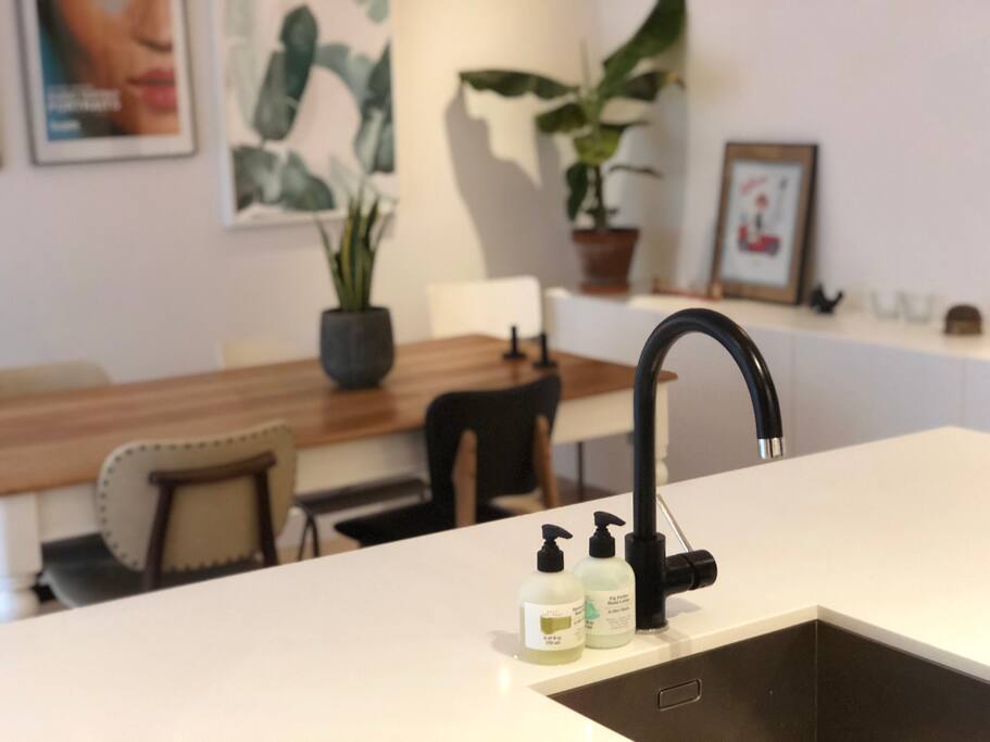 Black and white tones in the kitchen