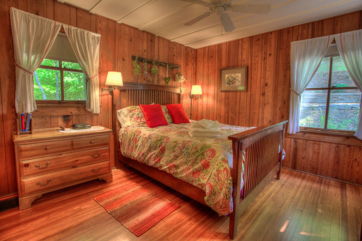 在配备平板电视的高耸卧室中享受舒适的标准双人床