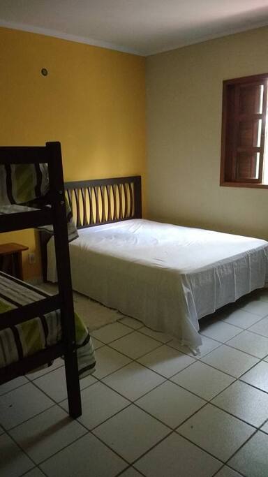 quatro triplo c uma cama de casal e um beliche