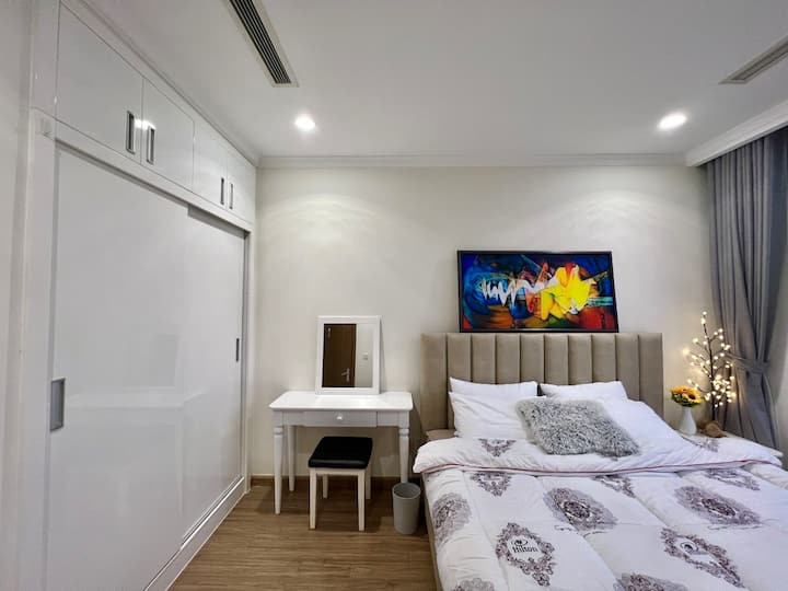 طاولة مكياج مع مرآة للمساعدة في جعل نفسك أكثر جمالا!
خزانة كبيرة مع الكثير من المساحات المعلقة لأمتعتك الكبيرة.