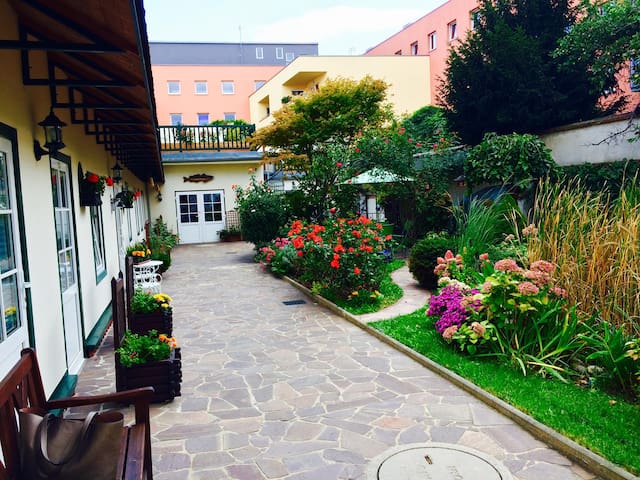 Wir waren eine Nacht in diesen Hotel und ich wrde auch wieder buchen fr ein hell und haben alle Balkon mit einem traumhaften Ausblick auf die Donau. One Night im Pfeffel Gartenhotel Pfeffel (Drnstein