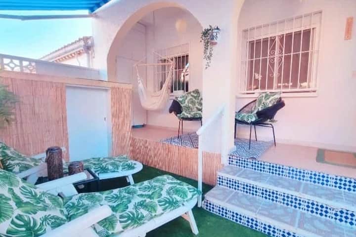 Cute cottage with air conditioning and hot tub