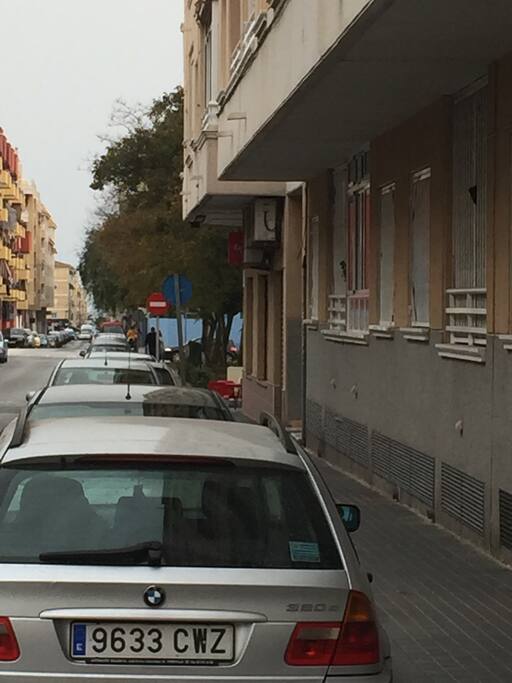 calle que lleva recto hacia la playa