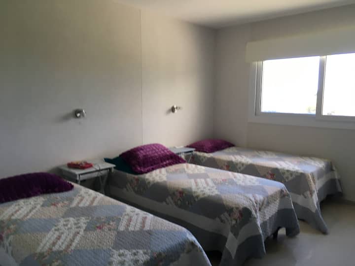 غرفة النوم الثالثة: في جناح مع حمام كامل، مع ثلاثة أسرّة، وأماكن كبيرة، ومكيف هواء بارد.