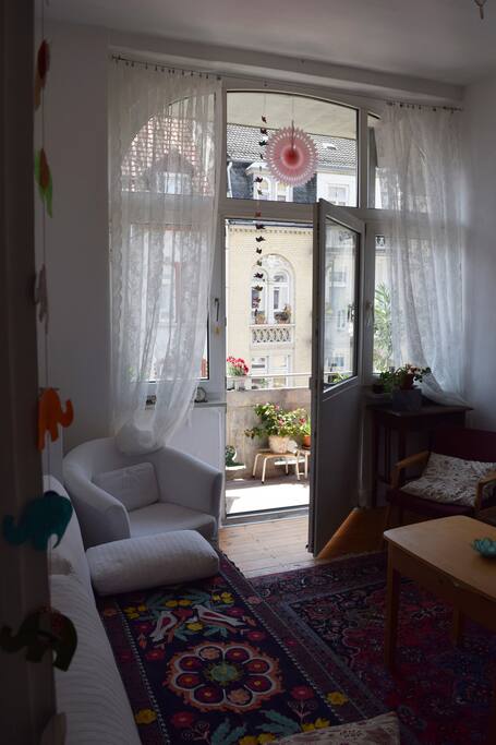 Wohnzimmer mit Balkon