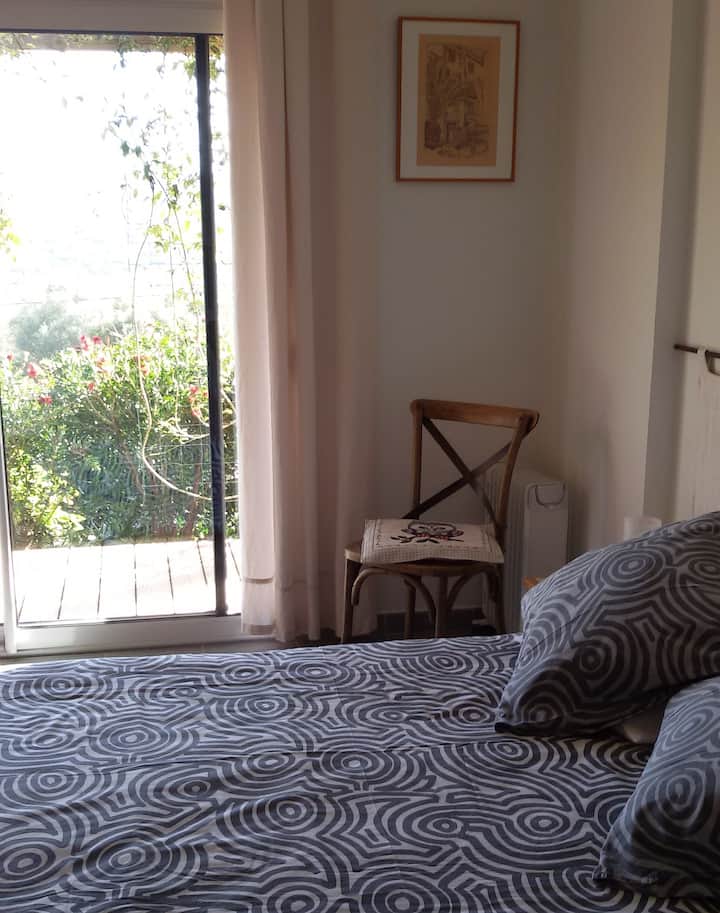 מול חלון המפרץ המשקיף על הזריחה, מצעים נוחים ורהיטים מקסימים.