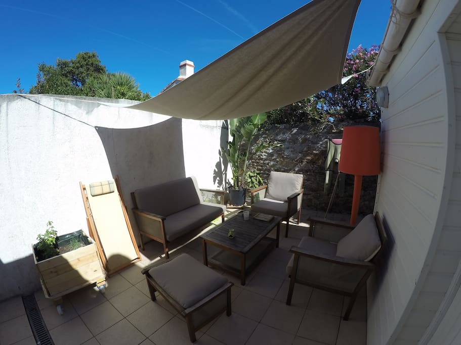 Terrasse ensoleillée des 10h le matin. barbecue électrique à disposition