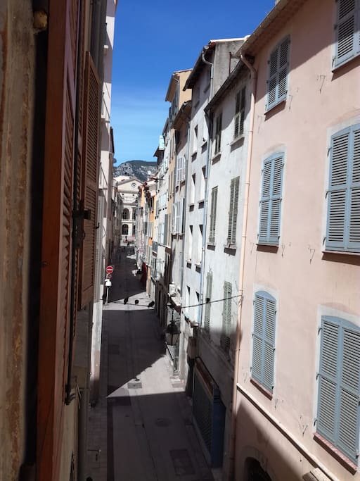 Vue sur l' Opéra de Toulon et le Mont Faron