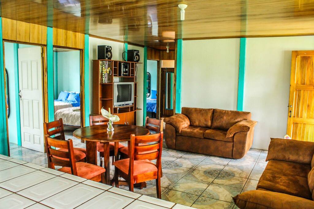 Kitchen area, living and dining room to share///área de Cocina, Sala, y comedor para compartir.