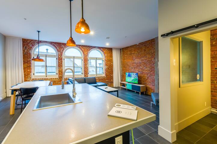 T402- Les Lofts du Trésor – Par Les Lofts Vieux-Qc gallery image 3