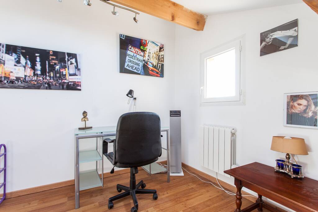 Bureau avec ordinateur connexion filaire