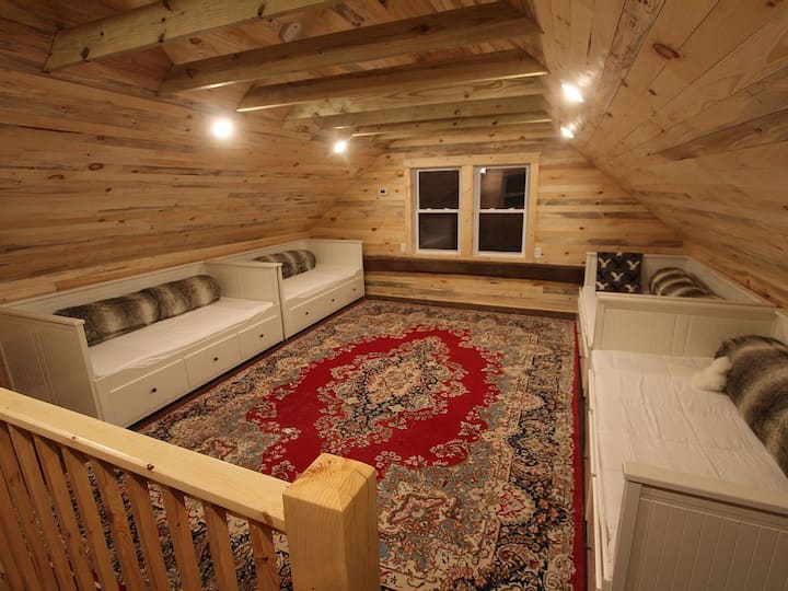 Soba na kat može primiti 8 osoba
na drugom katu.