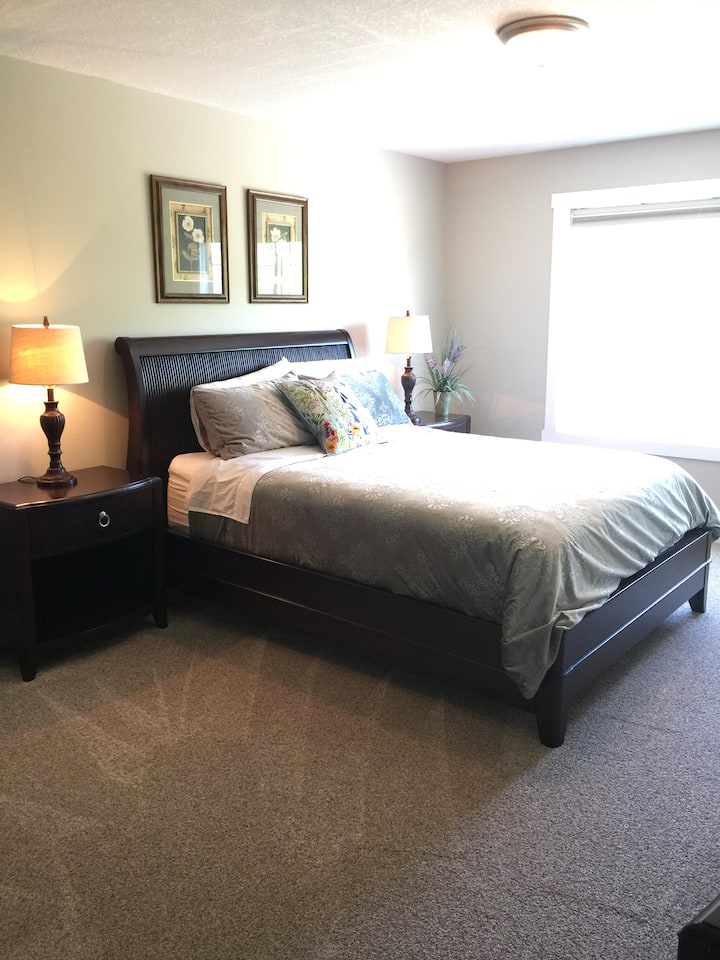 جناح كوين مع إطلالة على حمام داخلي وجبل