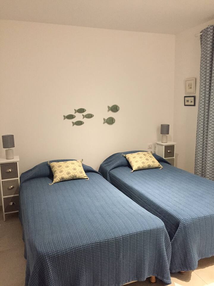 غرفة في الطابق الأرضي تضم سريرين 100 × 200 تفتح على تراس خشبي في الشمال