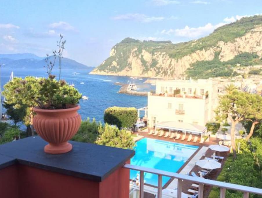 Vista mare dal grande terrazzo con tavolo 4 sedie e 2 sdraio