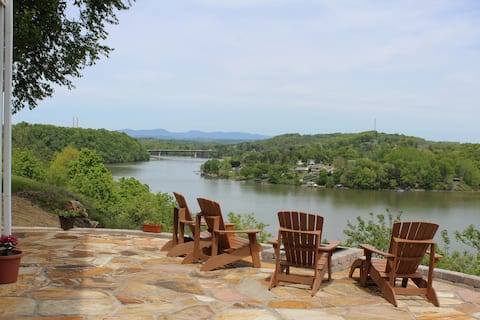 Hilltop Haven -Lakefront Private Walkout Apartment