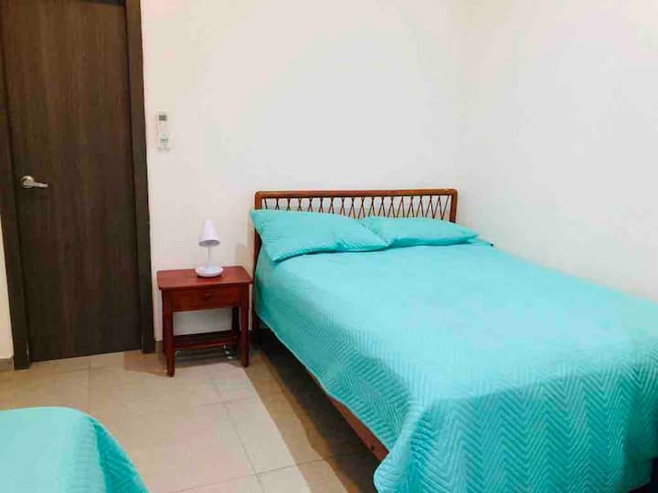 Სტუმრების საძინებელი: 2 სრული საწოლი, კონდიციონერი, სააბაზანო, 4 საძინებელი