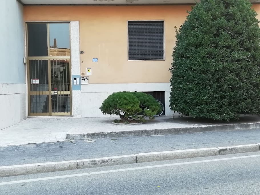 Facciata edificio con portone di ingresso