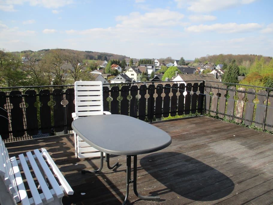 Terasse mit Aussicht auf Biesfeld und Umgebung